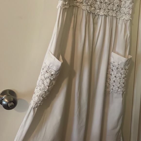 White beach dress with flower top and pockets - Picture 4 of 8